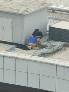 天台门事件❤️中学情侣翘课跑到商场天台啪啪解锁各种姿势几个围观吃瓜群众看得口干舌燥山东话对白第01集