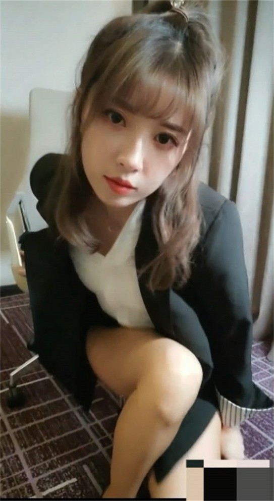 超美小女巫露娜土豪定制私拍流出OL装黑丝露毛字裤闪露阴唇.