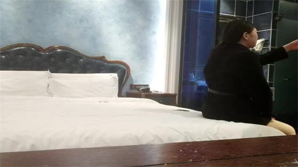 无情的屌肉感外围御姐按着头插嘴